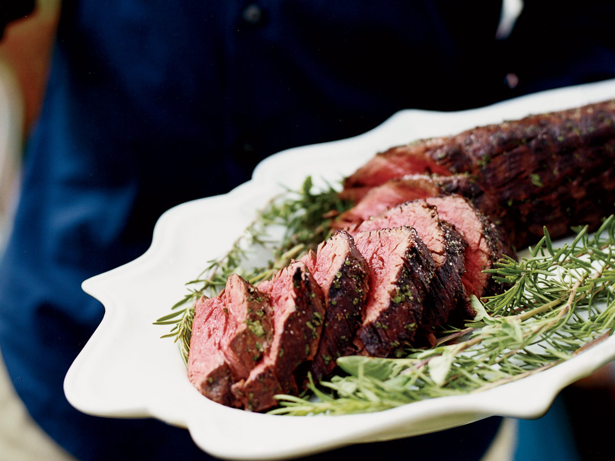 Grilled oksemørbrad m. smørstegte kartofler, svampe og rødvinsauce | Grill-festen.dk